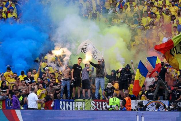 Rumaenische Ultras mit Bengalo, Rumaenien vs. Niederlande, Fussball, UEFA EURO, EM, Europameisterschaft,Fussball 2024, Achtelfinale, M43, 02.07.2024 Muenchen Bayern Deutschland