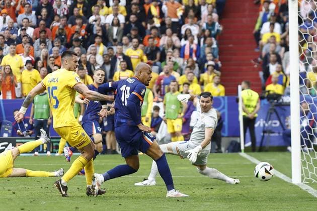 MUNCHEN, 02-07-2024, Stadium Allianz Arena, European Football Championship Euro2024, Round of 16 match no.40 between Romania and Netherlands. (L-R) Romania player Andonie Andrei Burca, Netherlands player Joey Veerman, Netherlands player Donyell Malen, Romania goalkeeper Constantin Florin Nita Romania - Netherlands (Euro2024)  x25661772x Copyright: