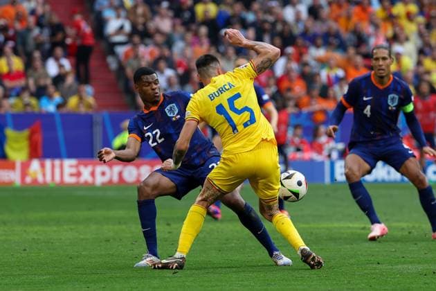 im Zweikampf, Aktion, mit Denzel Dumfries 22 (Niederlande), Andrei Burca 15 (Rumaenien), Rumaenien vs. Niederlande, Fussball, UEFA EURO, EM, Europameisterschaft,Fussball 2024, Achtelfinale, M43, 02.07.2024 Muenchen Bayern Deutschland