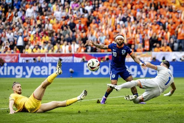 MUNICH - Radu Dragusin of Romania, Memphis Depay of Holland and Romania goalkeeper Florin Nita (l-r) during the UEFA EURO, EM, Europameisterschaft,Fussball 2024 round of 16 match between Romania and the Netherlands at the Munich Football Arena on July 2, 2024 in Munich, Germany. ANP KOEN VAN WEEL UEFA EURO 2024 2024 xVIxANPxSportx xxANPxIVx 502626634 originalFilename: 502626634.jpg