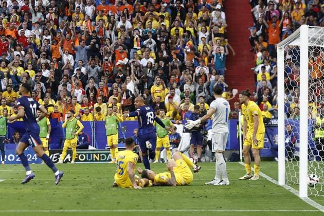 MUNCHEN, 02-07-2024, Stadium Allianz Arena, European Football Championship Euro2024, Round of 16 match no.40 between Romania and Netherlands. (L-R) Netherlands player Donyell Malen celebrating his goal 0-2, Romania goalkeeper Constantin Florin Nita Romania - Netherlands (Euro2024)  x25661912x Copyright: