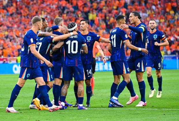 Torjubel von der Niederlande nach dem zweiten Tor, UEFA EURO, EM, Europameisterschaft,Fussball 2024 - Round of 16, Romania vs the Netherlands, Fussball Arena München am 02. July 2024 in München, Deutschland. (Foto von Silas Schueller DeFodi Images) goal celebration of the Nederlands after scoring the second goal, UEFA EURO 2024 - Round of 16, Romania vs the Netherlands, Munich Football Arena on July 2, 2024 in Munich, Germany. (Photo by Silas Schueller DeFodi Images) Defodi-738_738_ROUNED_20240702_191