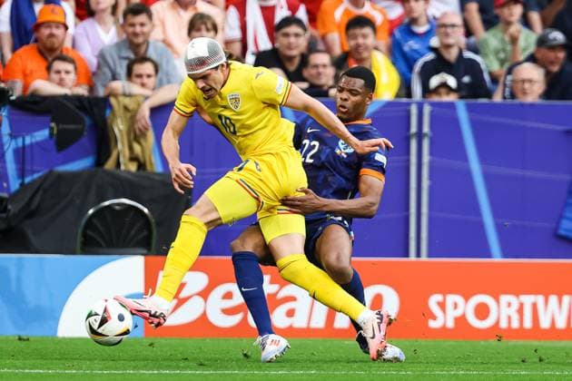Ianis Hagi (Rumaenien, 10) vs Denzel Dumfries (Niederlande, 22) GER, Rumaenien (ROM) vs. Niederlande (NED), Fussball Europameisterschaft, UEFA EURO, EM, Europameisterschaft,Fussball 2024, Achtelfinale, 02.07.2024 GER, Rumaenien (ROM) vs. Niederlande (NED), Fussball Europameisterschaft, UEFA EURO 2024, Achtelfinale, 02.07.2024 Muenchen Copyright: xEibner-Pressefoto RogerxBuerkex EP
