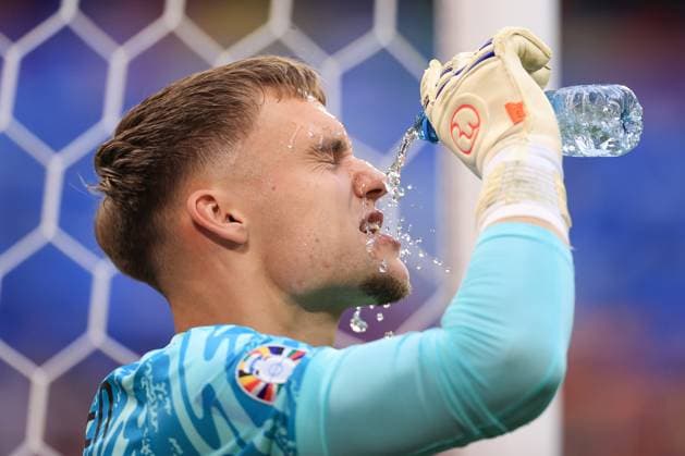 Football - UEFA EURO, EM, Europameisterschaft,Fussball 2024 - Round of 16 - Romania v Netherlands 2nd July 2024 - UEFA EURO 2024 - Round of 16 - Romania v Netherlands - Netherlands goalkeeper Bart Verbruggen pours water on his face - Photo: Simon Stacpoole Offside. Munich Germany Copyright: xSimonxStacpoolexOffside