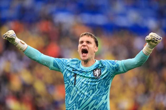 Football - UEFA EURO, EM, Europameisterschaft,Fussball 2024 - Round of 16 - Romania v Netherlands 2nd July 2024 - UEFA EURO 2024 - Round of 16 - Romania v Netherlands - Netherlands goalkeeper Bart Verbruggen celebrates their second goal - Photo: Simon Stacpoole Offside. Munich Germany Copyright: xSimonxStacpoolexOffside