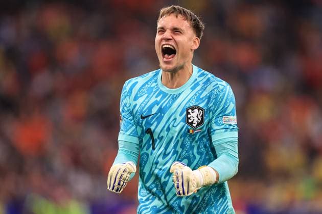 Football - UEFA EURO, EM, Europameisterschaft,Fussball 2024 - Round of 16 - Romania v Netherlands 2nd July 2024 - UEFA EURO 2024 - Round of 16 - Romania v Netherlands - Netherlands goalkeeper Bart Verbruggen celebrates their third goal - Photo: Simon Stacpoole Offside. Munich Germany Copyright: xSimonxStacpoolexOffside