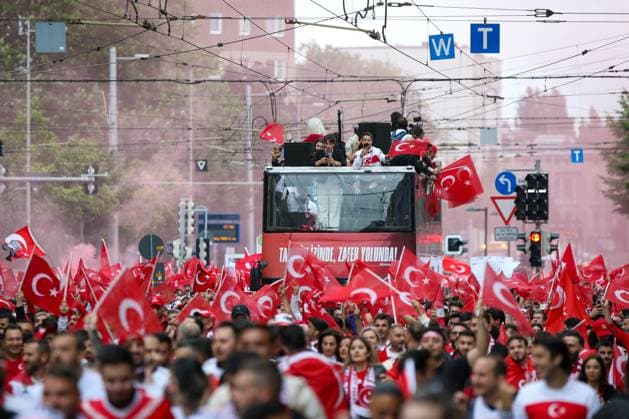 Leipzig - Über 4.000 Menschen: Türken bilden Fanmarsch zum EM-Stadion vor Achtelfinale 02.07.2024 ab 16 Uhr Stadtgebiet Leipzig Vor dem vierten und letzten EM-Spiel in Leipzig zwischen Österreich und der Türkei haben über 4.000 Türken einen Fanmarsch zwischen dem Leipziger Wilhelm-Leuschner-Platz und dem Stadion gebildet. Die Stimmung blieb friedlich, aber ausgelassen. Es wurde mehrmals Pyrotechnik gezündet. Ansonsten gab es laut Polizeisprecherin keine Zwischenfälle. Um 21 Uhr beginnt das Achtelfinale. Die Polizei ist mit mehreren Tausend Polizisten aus Sachsen, anderen Bundesländern sowie aus Österreich und der Türkei im Einsatz. Leipzig Sachsen Deutschland Copyright: xEHLxMediax 240702_EM-Leipzig-Türkei-Fanmarsch_17