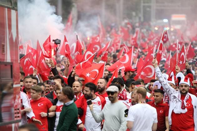 Leipzig - Über 4.000 Menschen: Türken bilden Fanmarsch zum EM-Stadion vor Achtelfinale 02.07.2024 ab 16 Uhr Stadtgebiet Leipzig Vor dem vierten und letzten EM-Spiel in Leipzig zwischen Österreich und der Türkei haben über 4.000 Türken einen Fanmarsch zwischen dem Leipziger Wilhelm-Leuschner-Platz und dem Stadion gebildet. Die Stimmung blieb friedlich, aber ausgelassen. Es wurde mehrmals Pyrotechnik gezündet. Ansonsten gab es laut Polizeisprecherin keine Zwischenfälle. Um 21 Uhr beginnt das Achtelfinale. Die Polizei ist mit mehreren Tausend Polizisten aus Sachsen, anderen Bundesländern sowie aus Österreich und der Türkei im Einsatz. Leipzig Sachsen Deutschland Copyright: xEHLxMediax 240702_EM-Leipzig-Türkei-Fanmarsch_5