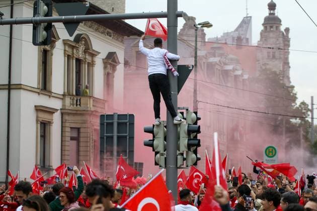 Leipzig - Über 4.000 Menschen: Türken bilden Fanmarsch zum EM-Stadion vor Achtelfinale 02.07.2024 ab 16 Uhr Stadtgebiet Leipzig Vor dem vierten und letzten EM-Spiel in Leipzig zwischen Österreich und der Türkei haben über 4.000 Türken einen Fanmarsch zwischen dem Leipziger Wilhelm-Leuschner-Platz und dem Stadion gebildet. Die Stimmung blieb friedlich, aber ausgelassen. Es wurde mehrmals Pyrotechnik gezündet. Ansonsten gab es laut Polizeisprecherin keine Zwischenfälle. Um 21 Uhr beginnt das Achtelfinale. Die Polizei ist mit mehreren Tausend Polizisten aus Sachsen, anderen Bundesländern sowie aus Österreich und der Türkei im Einsatz. Leipzig Sachsen Deutschland Copyright: xEHLxMediax 240702_EM-Leipzig-Türkei-Fanmarsch_8