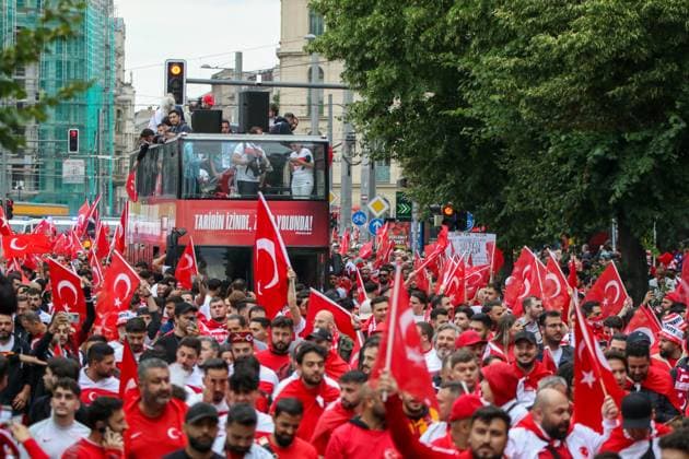 Leipzig - Über 4.000 Menschen: Türken bilden Fanmarsch zum EM-Stadion vor Achtelfinale 02.07.2024 ab 16 Uhr Stadtgebiet Leipzig Vor dem vierten und letzten EM-Spiel in Leipzig zwischen Österreich und der Türkei haben über 4.000 Türken einen Fanmarsch zwischen dem Leipziger Wilhelm-Leuschner-Platz und dem Stadion gebildet. Die Stimmung blieb friedlich, aber ausgelassen. Es wurde mehrmals Pyrotechnik gezündet. Ansonsten gab es laut Polizeisprecherin keine Zwischenfälle. Um 21 Uhr beginnt das Achtelfinale. Die Polizei ist mit mehreren Tausend Polizisten aus Sachsen, anderen Bundesländern sowie aus Österreich und der Türkei im Einsatz. Leipzig Sachsen Deutschland Copyright: xEHLxMediax 240702_EM-Leipzig-Türkei-Fanmarsch_25