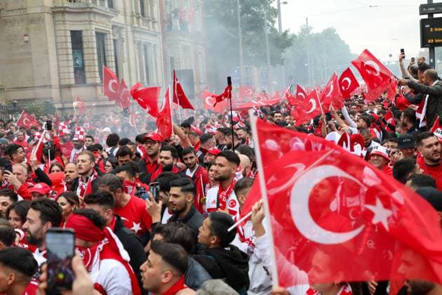 Leipzig - Über 4.000 Menschen: Türken bilden Fanmarsch zum EM-Stadion vor Achtelfinale 02.07.2024 ab 16 Uhr Stadtgebiet Leipzig Vor dem vierten und letzten EM-Spiel in Leipzig zwischen Österreich und der Türkei haben über 4.000 Türken einen Fanmarsch zwischen dem Leipziger Wilhelm-Leuschner-Platz und dem Stadion gebildet. Die Stimmung blieb friedlich, aber ausgelassen. Es wurde mehrmals Pyrotechnik gezündet. Ansonsten gab es laut Polizeisprecherin keine Zwischenfälle. Um 21 Uhr beginnt das Achtelfinale. Die Polizei ist mit mehreren Tausend Polizisten aus Sachsen, anderen Bundesländern sowie aus Österreich und der Türkei im Einsatz. Leipzig Sachsen Deutschland Copyright: xEHLxMediax 240702_EM-Leipzig-Türkei-Fanmarsch_37
