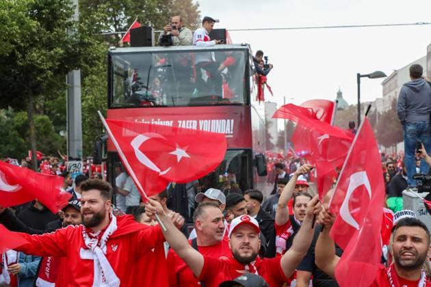 Leipzig - Über 4.000 Menschen: Türken bilden Fanmarsch zum EM-Stadion vor Achtelfinale 02.07.2024 ab 16 Uhr Stadtgebiet Leipzig Vor dem vierten und letzten EM-Spiel in Leipzig zwischen Österreich und der Türkei haben über 4.000 Türken einen Fanmarsch zwischen dem Leipziger Wilhelm-Leuschner-Platz und dem Stadion gebildet. Die Stimmung blieb friedlich, aber ausgelassen. Es wurde mehrmals Pyrotechnik gezündet. Ansonsten gab es laut Polizeisprecherin keine Zwischenfälle. Um 21 Uhr beginnt das Achtelfinale. Die Polizei ist mit mehreren Tausend Polizisten aus Sachsen, anderen Bundesländern sowie aus Österreich und der Türkei im Einsatz. Leipzig Sachsen Deutschland Copyright: xEHLxMediax 240702_EM-Leipzig-Türkei-Fanmarsch_43