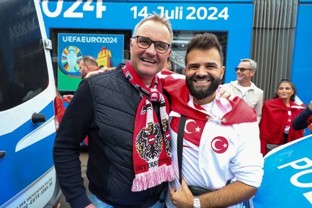 Leipzig - Über 4.000 Menschen: Türken bilden Fanmarsch zum EM-Stadion vor Achtelfinale 02.07.2024 ab 16 Uhr Stadtgebiet Leipzig Vor dem vierten und letzten EM-Spiel in Leipzig zwischen Österreich und der Türkei haben über 4.000 Türken einen Fanmarsch zwischen dem Leipziger Wilhelm-Leuschner-Platz und dem Stadion gebildet. Die Stimmung blieb friedlich, aber ausgelassen. Es wurde mehrmals Pyrotechnik gezündet. Ansonsten gab es laut Polizeisprecherin keine Zwischenfälle. Um 21 Uhr beginnt das Achtelfinale. Die Polizei ist mit mehreren Tausend Polizisten aus Sachsen, anderen Bundesländern sowie aus Österreich und der Türkei im Einsatz. Leipzig Sachsen Deutschland Copyright: xEHLxMediax 240702_EM-Leipzig-Türkei-Fanmarsch_45