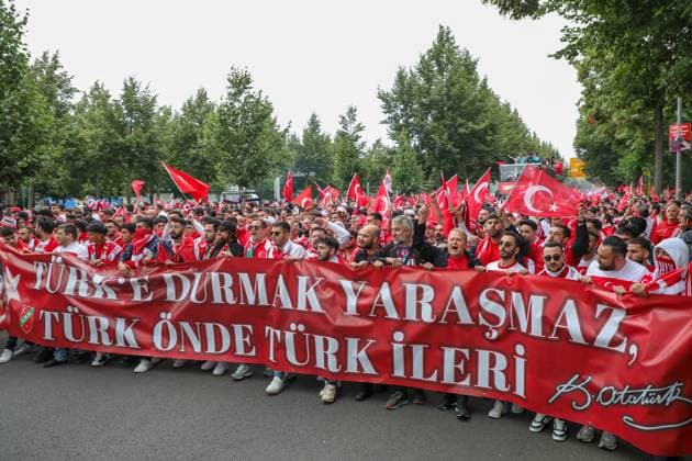 Leipzig - Über 4.000 Menschen: Türken bilden Fanmarsch zum EM-Stadion vor Achtelfinale 02.07.2024 ab 16 Uhr Stadtgebiet Leipzig Vor dem vierten und letzten EM-Spiel in Leipzig zwischen Österreich und der Türkei haben über 4.000 Türken einen Fanmarsch zwischen dem Leipziger Wilhelm-Leuschner-Platz und dem Stadion gebildet. Die Stimmung blieb friedlich, aber ausgelassen. Es wurde mehrmals Pyrotechnik gezündet. Ansonsten gab es laut Polizeisprecherin keine Zwischenfälle. Um 21 Uhr beginnt das Achtelfinale. Die Polizei ist mit mehreren Tausend Polizisten aus Sachsen, anderen Bundesländern sowie aus Österreich und der Türkei im Einsatz. Leipzig Sachsen Deutschland Copyright: xEHLxMediax 240702_EM-Leipzig-Türkei-Fanmarsch_47