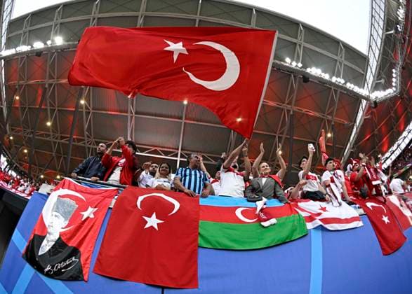 02.07.2024, Fussball UEFA EURO, EM, Europameisterschaft,Fussball 2024, Achtelfinale, Österreich - Türkei, in der RB Arena Leipzig, türkische Fans feiern im Stadion