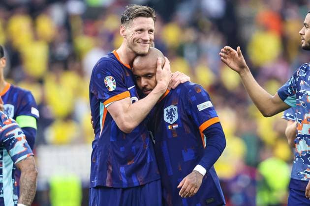 Sport Themen der Woche KW27 Sport Bilder des Tages Endstand 3.0 Niederlande besiegt Rumaenien und ist im Viertelfinale Wout Weghorst (Niederlande, 09) umarmt den 2 fachen Torschuetzen Donyell Malen (Niederlande, 18) GER, Rumaenien (ROM) vs. Niederlande (NED), Fussball Europameisterschaft, UEFA EURO, EM, Europameisterschaft,Fussball 2024, Achtelfinale, 02.07.2024 GER, Rumaenien (ROM) vs. Niederlande (NED), Fussball Europameisterschaft, UEFA EURO 2024, Achtelfinale, 02.07.2024 Muenchen *** Final score 3 0 Netherlands defeats Romania and is in the quarterfinals Wout Weghorst Netherlands, 09 hugs 2-time goal scorer Donyell Malen Netherlands, 18 GER, Romania ROM vs Netherlands NED , European Football Championship, UEFA EURO 2024, round of 16, 02 07 2024 GER, Romania ROM vs Netherlands NED , European Football Championship, UEFA EURO 2024, round of 16, 02 07 2024 Munich Copyright: xEibner-Pressefoto RogerxBuerkex EP