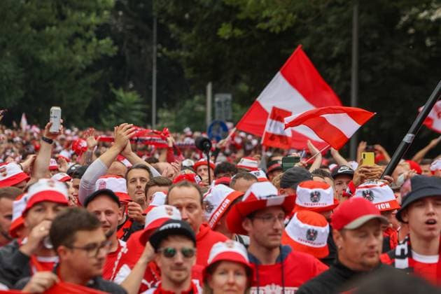 Leipzig - Über 8.000 Menschen: Österreicher bilden Fanmarsch zum EM-Stadion vor Achtelfinale 02.07.2024 ab 16 Uhr Stadtgebiet Leipzig Vor dem vierten und letzten EM-Spiel in Leipzig zwischen Österreich und der Türkei haben über 8.000 Österreicher einen Fanmarsch zwischen dem Leipziger Richard-Wagner-Platz und dem Stadion gebildet. Die Stimmung blieb friedlich, aber ausgelassen. Es wurde mehrmals Pyrotechnik gezündet. Ansonsten gab es laut Polizeisprecherin keine Zwischenfälle. Um 21 Uhr beginnt das Achtelfinale. Die Polizei ist mit mehreren Tausend Polizisten aus Sachsen, anderen Bundesländern sowie aus Österreich und der Türkei im Einsatz. Leipzig Sachsen Deutschland Copyright: xEHLxMediax 240702_em-oesterreich-fanmarsch-leipzig_13