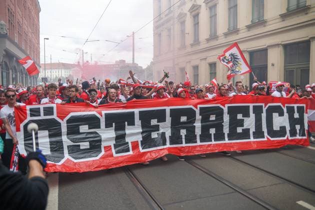 Leipzig - Über 8.000 Menschen: Österreicher bilden Fanmarsch zum EM-Stadion vor Achtelfinale 02.07.2024 ab 16 Uhr Stadtgebiet Leipzig Vor dem vierten und letzten EM-Spiel in Leipzig zwischen Österreich und der Türkei haben über 8.000 Österreicher einen Fanmarsch zwischen dem Leipziger Richard-Wagner-Platz und dem Stadion gebildet. Die Stimmung blieb friedlich, aber ausgelassen. Es wurde mehrmals Pyrotechnik gezündet. Ansonsten gab es laut Polizeisprecherin keine Zwischenfälle. Um 21 Uhr beginnt das Achtelfinale. Die Polizei ist mit mehreren Tausend Polizisten aus Sachsen, anderen Bundesländern sowie aus Österreich und der Türkei im Einsatz. Leipzig Sachsen Deutschland Copyright: xEHLxMediax 240702_em-oesterreich-fanmarsch-leipzig_7