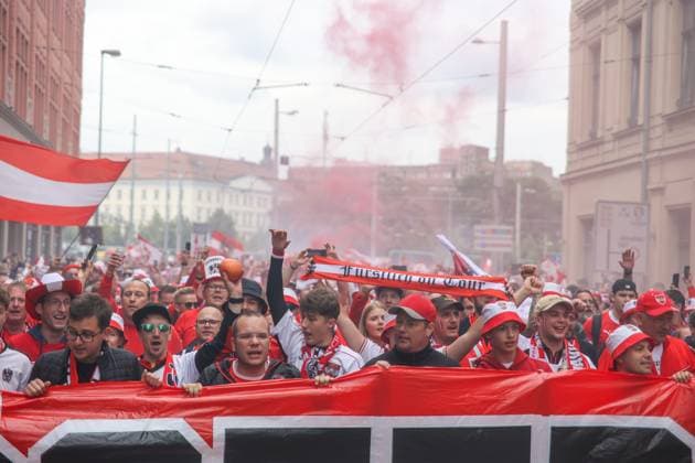 Leipzig - Über 8.000 Menschen: Österreicher bilden Fanmarsch zum EM-Stadion vor Achtelfinale 02.07.2024 ab 16 Uhr Stadtgebiet Leipzig Vor dem vierten und letzten EM-Spiel in Leipzig zwischen Österreich und der Türkei haben über 8.000 Österreicher einen Fanmarsch zwischen dem Leipziger Richard-Wagner-Platz und dem Stadion gebildet. Die Stimmung blieb friedlich, aber ausgelassen. Es wurde mehrmals Pyrotechnik gezündet. Ansonsten gab es laut Polizeisprecherin keine Zwischenfälle. Um 21 Uhr beginnt das Achtelfinale. Die Polizei ist mit mehreren Tausend Polizisten aus Sachsen, anderen Bundesländern sowie aus Österreich und der Türkei im Einsatz. Leipzig Sachsen Deutschland Copyright: xEHLxMediax 240702_em-oesterreich-fanmarsch-leipzig_8