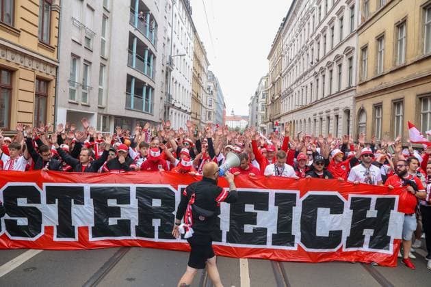 Leipzig - Über 8.000 Menschen: Österreicher bilden Fanmarsch zum EM-Stadion vor Achtelfinale 02.07.2024 ab 16 Uhr Stadtgebiet Leipzig Vor dem vierten und letzten EM-Spiel in Leipzig zwischen Österreich und der Türkei haben über 8.000 Österreicher einen Fanmarsch zwischen dem Leipziger Richard-Wagner-Platz und dem Stadion gebildet. Die Stimmung blieb friedlich, aber ausgelassen. Es wurde mehrmals Pyrotechnik gezündet. Ansonsten gab es laut Polizeisprecherin keine Zwischenfälle. Um 21 Uhr beginnt das Achtelfinale. Die Polizei ist mit mehreren Tausend Polizisten aus Sachsen, anderen Bundesländern sowie aus Österreich und der Türkei im Einsatz. Leipzig Sachsen Deutschland Copyright: xEHLxMediax 240702_em-oesterreich-fanmarsch-leipzig_9