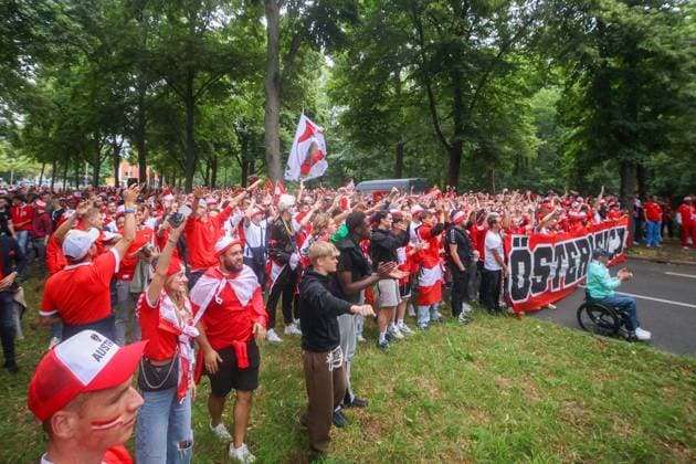 Leipzig - Über 8.000 Menschen: Österreicher bilden Fanmarsch zum EM-Stadion vor Achtelfinale 02.07.2024 ab 16 Uhr Stadtgebiet Leipzig Vor dem vierten und letzten EM-Spiel in Leipzig zwischen Österreich und der Türkei haben über 8.000 Österreicher einen Fanmarsch zwischen dem Leipziger Richard-Wagner-Platz und dem Stadion gebildet. Die Stimmung blieb friedlich, aber ausgelassen. Es wurde mehrmals Pyrotechnik gezündet. Ansonsten gab es laut Polizeisprecherin keine Zwischenfälle. Um 21 Uhr beginnt das Achtelfinale. Die Polizei ist mit mehreren Tausend Polizisten aus Sachsen, anderen Bundesländern sowie aus Österreich und der Türkei im Einsatz. Leipzig Sachsen Deutschland Copyright: xEHLxMediax 240702_em-oesterreich-fanmarsch-leipzig_28