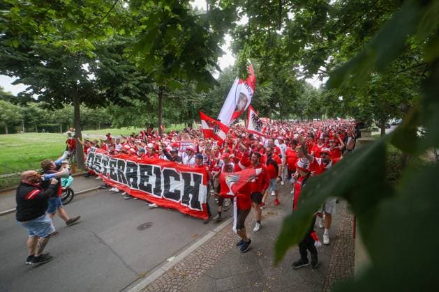 Leipzig - Über 8.000 Menschen: Österreicher bilden Fanmarsch zum EM-Stadion vor Achtelfinale 02.07.2024 ab 16 Uhr Stadtgebiet Leipzig Vor dem vierten und letzten EM-Spiel in Leipzig zwischen Österreich und der Türkei haben über 8.000 Österreicher einen Fanmarsch zwischen dem Leipziger Richard-Wagner-Platz und dem Stadion gebildet. Die Stimmung blieb friedlich, aber ausgelassen. Es wurde mehrmals Pyrotechnik gezündet. Ansonsten gab es laut Polizeisprecherin keine Zwischenfälle. Um 21 Uhr beginnt das Achtelfinale. Die Polizei ist mit mehreren Tausend Polizisten aus Sachsen, anderen Bundesländern sowie aus Österreich und der Türkei im Einsatz. Leipzig Sachsen Deutschland Copyright: xEHLxMediax 240702_em-oesterreich-fanmarsch-leipzig_29