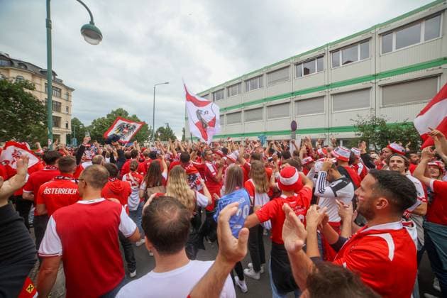 Leipzig - Über 8.000 Menschen: Österreicher bilden Fanmarsch zum EM-Stadion vor Achtelfinale 02.07.2024 ab 16 Uhr Stadtgebiet Leipzig Vor dem vierten und letzten EM-Spiel in Leipzig zwischen Österreich und der Türkei haben über 8.000 Österreicher einen Fanmarsch zwischen dem Leipziger Richard-Wagner-Platz und dem Stadion gebildet. Die Stimmung blieb friedlich, aber ausgelassen. Es wurde mehrmals Pyrotechnik gezündet. Ansonsten gab es laut Polizeisprecherin keine Zwischenfälle. Um 21 Uhr beginnt das Achtelfinale. Die Polizei ist mit mehreren Tausend Polizisten aus Sachsen, anderen Bundesländern sowie aus Österreich und der Türkei im Einsatz. Leipzig Sachsen Deutschland Copyright: xEHLxMediax 240702_em-oesterreich-fanmarsch-leipzig_30