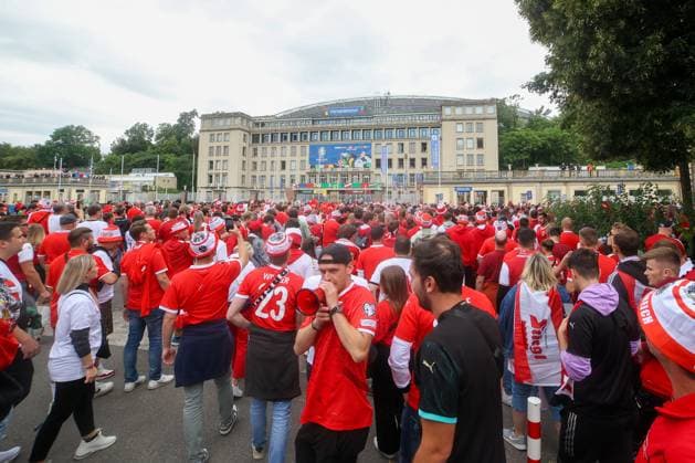 Leipzig - Über 8.000 Menschen: Österreicher bilden Fanmarsch zum EM-Stadion vor Achtelfinale 02.07.2024 ab 16 Uhr Stadtgebiet Leipzig Vor dem vierten und letzten EM-Spiel in Leipzig zwischen Österreich und der Türkei haben über 8.000 Österreicher einen Fanmarsch zwischen dem Leipziger Richard-Wagner-Platz und dem Stadion gebildet. Die Stimmung blieb friedlich, aber ausgelassen. Es wurde mehrmals Pyrotechnik gezündet. Ansonsten gab es laut Polizeisprecherin keine Zwischenfälle. Um 21 Uhr beginnt das Achtelfinale. Die Polizei ist mit mehreren Tausend Polizisten aus Sachsen, anderen Bundesländern sowie aus Österreich und der Türkei im Einsatz. Leipzig Sachsen Deutschland Copyright: xEHLxMediax 240702_em-oesterreich-fanmarsch-leipzig_35