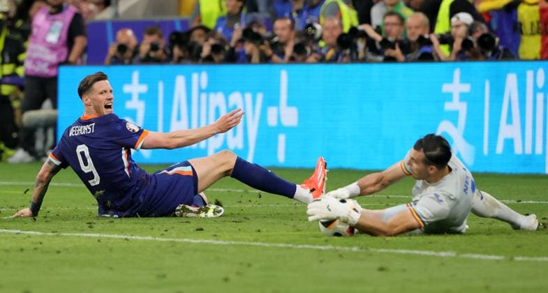 02.07..2024, Fussball Europameisterschaft, Holland vs Rumaenien, Munich Football Arena, im Bild: Wout Weghorst (Holland) vs Florin Nita (Rumaenien)