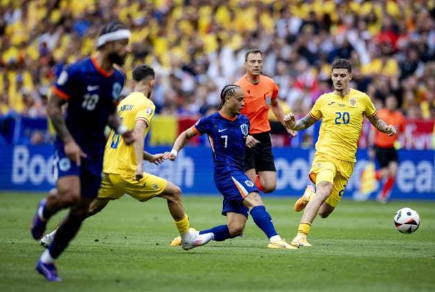 MUNICH - Marius Marin of Romania, Xavi Simons of Holland and Dennis Man of Romania (l-r) during the UEFA EURO, EM, Europameisterschaft,Fussball 2024 last 16 match between Romania and the Netherlands at the Munich Football Arena on July 2, 2024 in Munich, Germany. ANP KOEN VAN WEEL netherlands out - belgium out Munchen xVIxxIVx 502626336 originalFilename: 0705027715st.jpg
