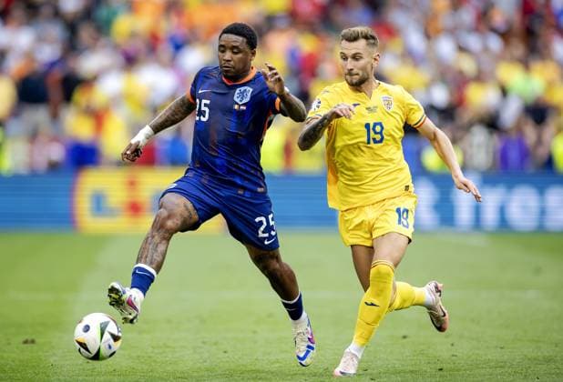 MUNICH - Steven Bergwijn of Holland and Denis Dragus of Romania (l-r) during the UEFA EURO, EM, Europameisterschaft,Fussball 2024 round of 16 match between Romania and the Netherlands at the Munich Football Arena on July 2, 2024 in Munich, Germany. ANP KOEN VAN WEEL netherlands out - belgium out Munchen xVIxxIVx 502624738 originalFilename: 0705014883st.jpg