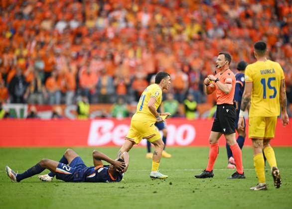 Germany Soccer Euro 2024 Romania - Netherlands 8721379 02.07.2024 Referee Felix Zwayer shows a yellow card to Romania s Nicolae Stanciu, centre, during the UEFA EURO, EM, Europameisterschaft,Fussball 2024 round of 16 soccer match between Romania and Netherlands at the Munich Football Arena in Munich, Germany. Alexey Filippov Sputnik Munich Germany  Copyright: xAlexeyxFilippovx