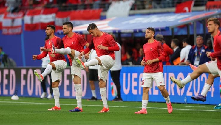 Oesterreich - Tuerkei UEFA EURO, EM, Europameisterschaft,Fussball 2024 Leipzig, 02.07.2024, Leipzig Stadium, UEFA EURO 2024 Germany , Achtelfinale, Österreich (AUT) vs. Türkei (TUR) , Erwärmung warm up. Im Bild: Spieler Türkei ,