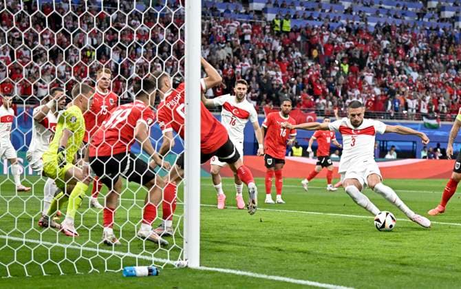 02.07.2024, Fussball UEFA EURO, EM, Europameisterschaft,Fussball 2024, Achtelfinale, Österreich - Türkei, in der RB Arena Leipzig, Merih Demiral (Türkei) trifft zum 0:1 gegen Patrick Pentz (Österreich)