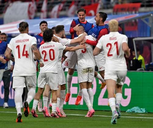 02.07.2024, Fussball UEFA EURO, EM, Europameisterschaft,Fussball 2024, Achtelfinale, Österreich - Türkei, in der RB Arena Leipzig, Merih Demiral (Türkei) wird umjubelt von seinen Mitspielern