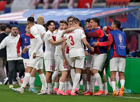 02.07.2024, Fussball UEFA EURO, EM, Europameisterschaft,Fussball 2024, Achtelfinale, Österreich - Türkei, in der RB Arena Leipzig, Merih Demiral (Türkei) wird umjubelt von seinen Mitspielern