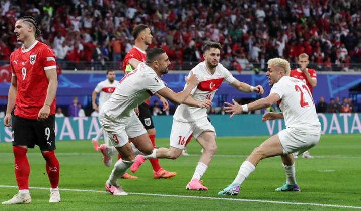 li. Merih Demiral jubelt nach 0:1 mit Ismail Yüksek, Baris Alper Yilmaz Freude Emotion Jubel Fußball Fussball Europameisterschaft Euro 2024 EM Herren Saison 2023 2024 02.07.2024 Österreich AUT vs. Türkei TUR in Leipzig DFL regulations prohibit any use of photographs as image sequences and or quasi-video.