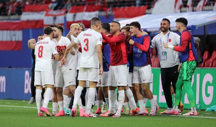 li. Merih Demiral jubelt nach 0:1 mit Teamkollegen Freude Emotion Jubel Fußball Fussball Europameisterschaft Euro 2024 EM Herren Saison 2023 2024 02.07.2024 Österreich AUT vs. Türkei TUR in Leipzig DFL regulations prohibit any use of photographs as image sequences and or quasi-video.