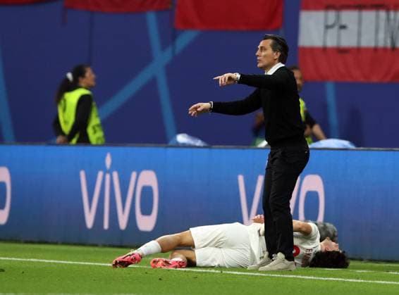 02.07.2024, xtgx, Fussball EM 2024 1 8 Finale, Österreich - Türkei emspor, v.l. Ferdi Erenay Kadioglu (Türkei Tuerkei) Trainer Head Coach Vincenzo Montella (Türkei Tuerkei) (UEFA REGULATIONS PROHIBIT ANY USE OF PHOTOGRAPHS as IMAGE SEQUENCES and or QUASI-VIDEO) Leipzig