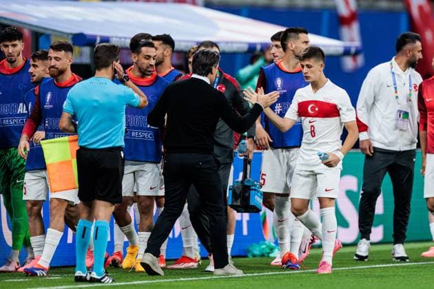 UEFA EURO, EM, Europameisterschaft,Fussball 2024: Österreich - Türkei; 02.07.2024 Jubel zum 0:1 durch Merih Demiral (Türkei, 3) Vincenzo Montella (Cheftrainer, Trainer Türkei) klatscht. mit Arda Güler (Türkei, 8) ab UEFA EURO 2024: Österreich - Türkei; Leipzig Stadion, Leipzig am 02.07.2024 Copyright: xBEAUTIFULxSPORTS Wunderlx