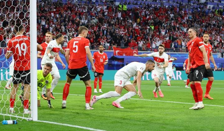 Oesterreich - Tuerkei UEFA EURO, EM, Europameisterschaft,Fussball 2024 Leipzig, 02.07.2024, Leipzig Stadium, UEFA EURO 2024 Germany , Achtelfinale, Österreich (AUT) vs. Türkei (TUR) , Tor für Türkei zum 0:1. Im Bild: Torschütze Merih Demiral (4, TUR) dreht jubeld ab ,