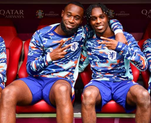Lutsharel Geertruida (2 Niederlande) und Jeremie Frimpong (12 Niederlande) vor dem Achtelfinalspiel der Europameisterschaft Rumänien - Niederlande am 02.07.2024 in München. München Munich Football Arena Bayern Deutschland