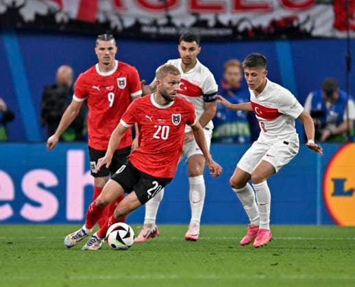 02.07.2024, Fussball UEFA EURO, EM, Europameisterschaft,Fussball 2024, Achtelfinale, Österreich - Türkei, in der RB Arena Leipzig, v.l. Konrad Laimer (Österreich) gegen Alexander Prass (Österreich)