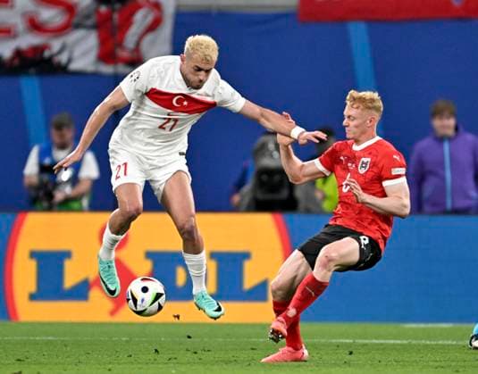 02.07.2024, Fussball UEFA EURO, EM, Europameisterschaft,Fussball 2024, Achtelfinale, Österreich - Türkei, in der RB Arena Leipzig, v.l. Baris Yilmaz (Türkei) gegen Nicolas Seiwald (Österreich)