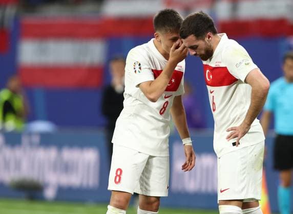 02.07.2024, xtgx, Fussball EM 2024 1 8 Finale, Österreich - Türkei emspor, v.l. Arda Güler Gueler (Türkei Tuerkei), Orkun Kökcü (Türkei Tuerkei) gibt Anweisungen, gestikuliert, mit den Armen gestikulieren gives instructions, gesticulate (UEFA REGULATIONS PROHIBIT ANY USE OF PHOTOGRAPHS as IMAGE SEQUENCES and or QUASI-VIDEO) Leipzig