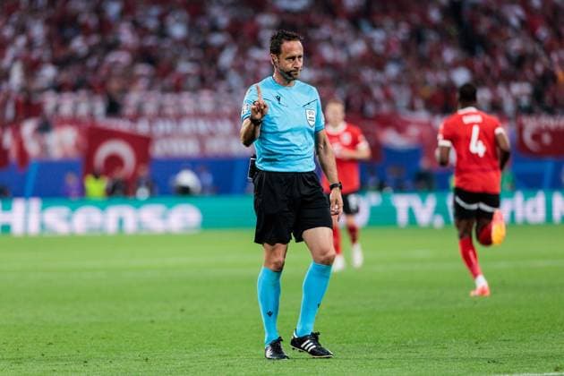 UEFA EURO, EM, Europameisterschaft,Fussball 2024: Österreich - Türkei; 02.07.2024 Schiedsrichter Artur Soares Dias (POR) verneint, Gestik, Zeigefinger UEFA EURO 2024: Österreich - Türkei; Leipzig Stadion, Leipzig am 02.07.2024 Copyright: xBEAUTIFULxSPORTS Wunderlx