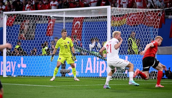 Fussball Euro 2024 Achtelfinale 02.07.2024 Oesterreich - Tuerkei Torwart Patrick Pentz (li. Oesterreich)