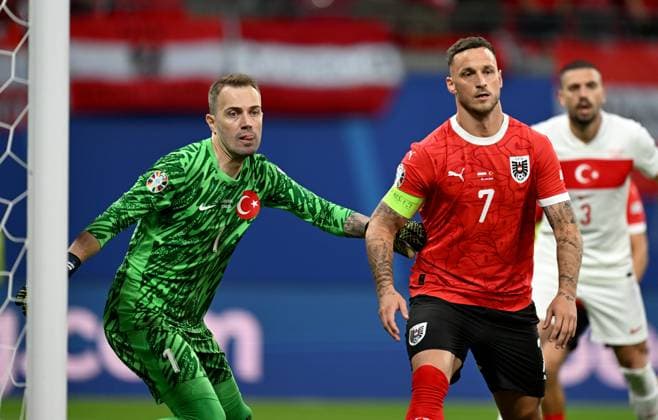 Fussball Euro 2024 Achtelfinale 02.07.2024 Oesterreich - Tuerkei Torwart Mert Guenok (li, Tuerkei) gegen Marko Arnautovic (re, Oesterreich)