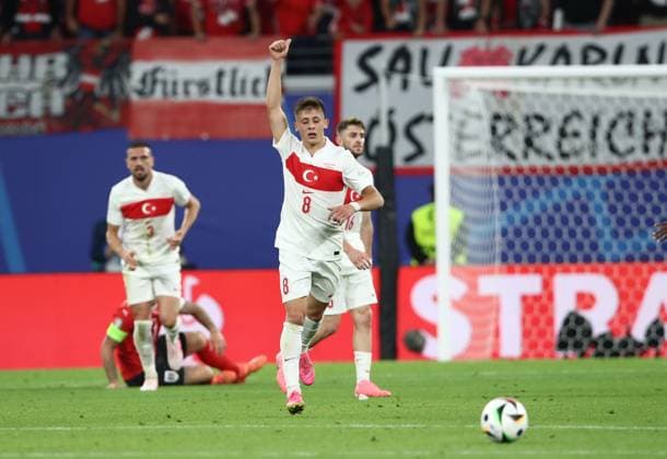02.07.2024, xtgx, Fussball EM 2024 1 8 Finale, Österreich - Türkei emspor, v.l. Arda Güler Gueler (Türkei Tuerkei) gibt Anweisungen, gestikuliert, mit den Armen gestikulieren gives instructions, gesticulate (UEFA REGULATIONS PROHIBIT ANY USE OF PHOTOGRAPHS as IMAGE SEQUENCES and or QUASI-VIDEO) Leipzig