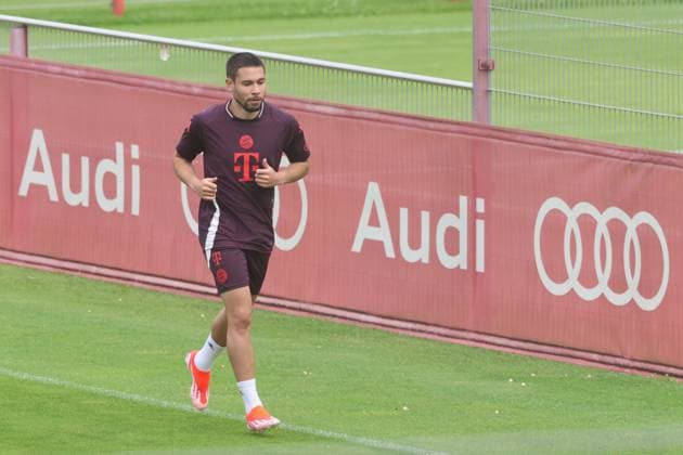 Sport Bilder des Tages 22 Raphael Adelino Jose Guerreiro, Laufen, Lauftraining, Aufwaermen, Portraet, Portrait, Einzelbild, Freisteller, Fussball FC Bayern Muenchen Training an der Saebenerstrasse 02.07.2024 FOTO: Mladen Lackovic LakoPress *** 22 Raphael Adelino Jose Guerreiro, running, running training, warming up, portrait, portrait, single image, cropped image, soccer FC Bayern Munich training at Saebenerstrasse 02 07 2024 PHOTO Mladen Lackovic LakoPress